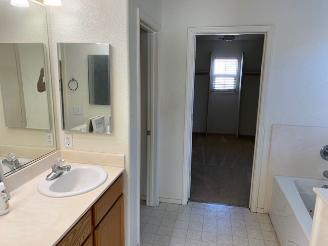 Building Photo - 8868 Amberjack Way