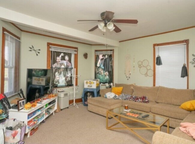 Foto del edificio - HUGE 3BD/1BA