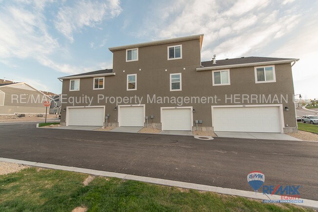 Building Photo - BEAUTIFUL 2 STORY TOWN HOME