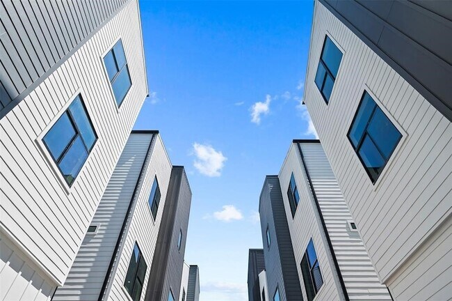 Foto del edificio - 5905 Fairdale Ln