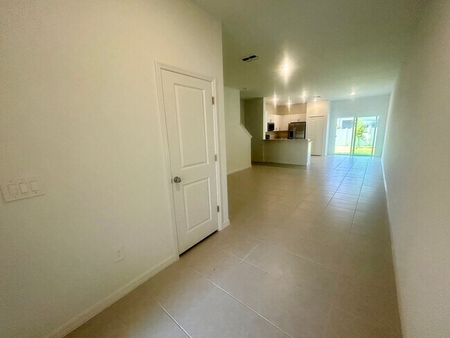 Foto del edificio - Stylish Townhome in the Heart of Ruskin – ...