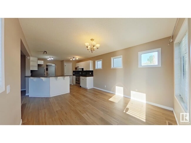 Photo du bâtiment - 6104-6106 6 Ave SW