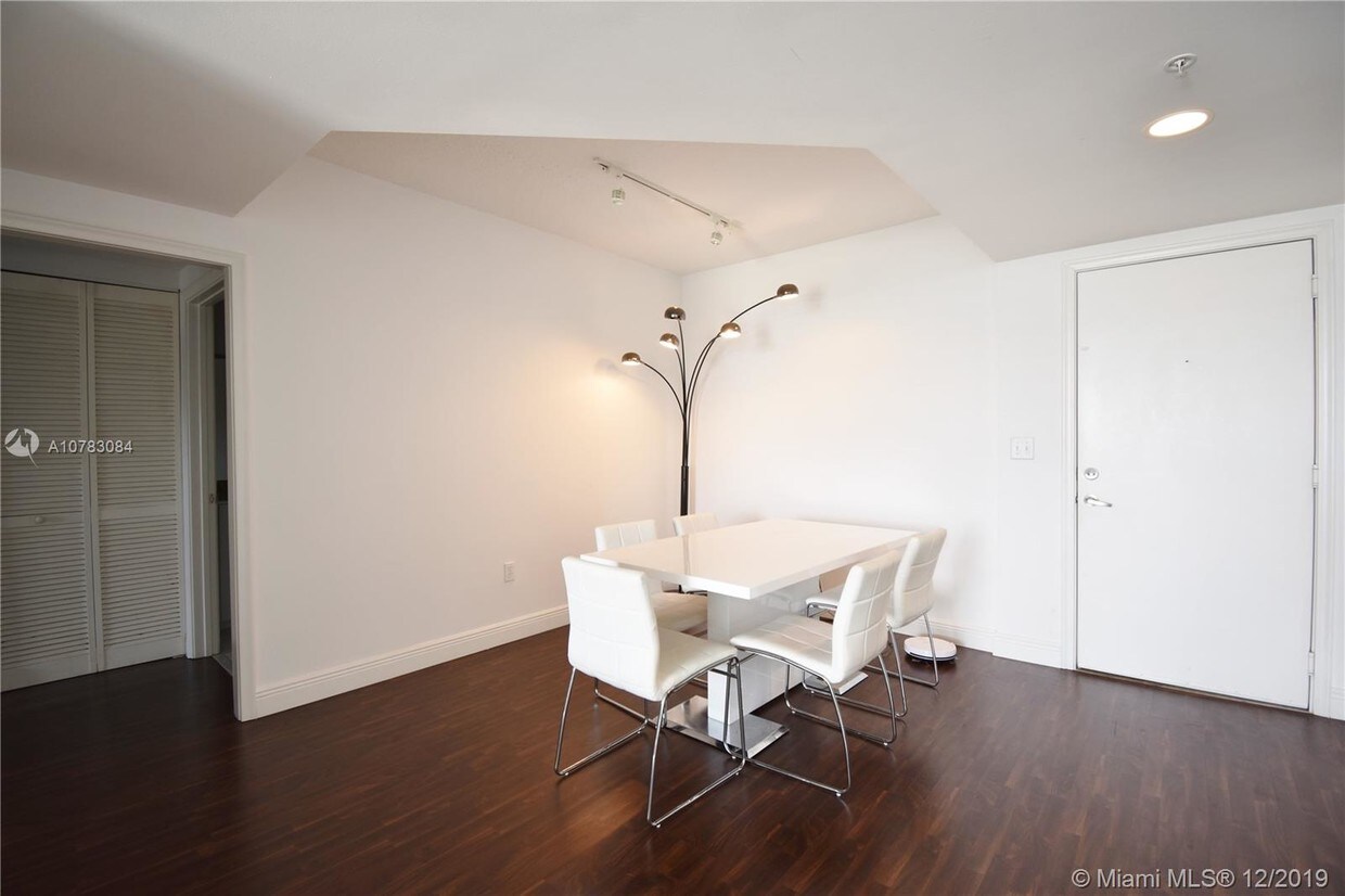 Primary Photo - VENTURE AT AVENTURA EAST