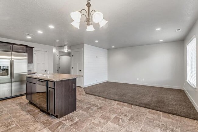 Building Photo - 423 S Spanish Trails Blvd