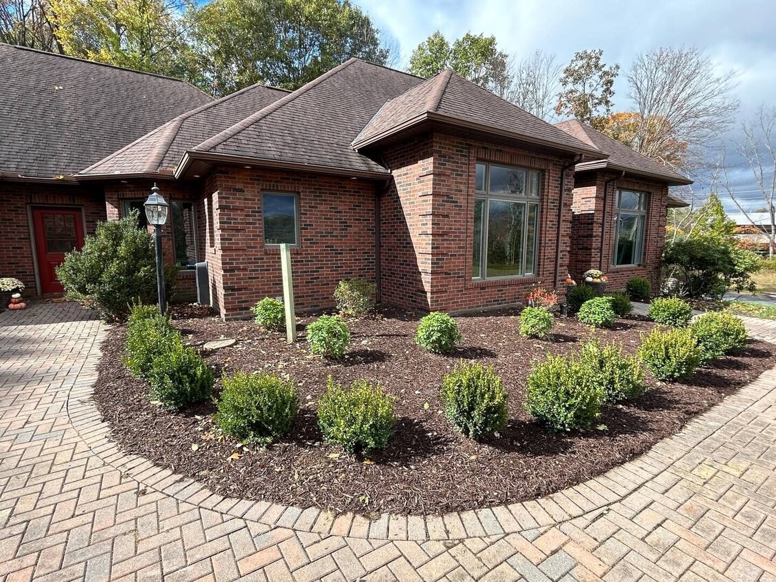 Primary Photo - 4 Bedroom 3.5 Bath House Furnished With At...