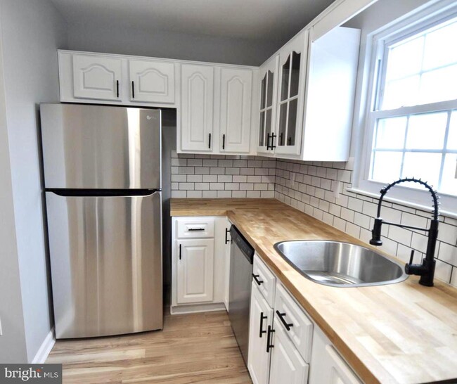 Building Photo - 104 Sandstone Ct
