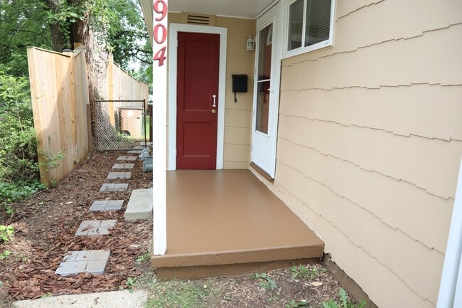 Building Photo - Very Cute 3 bedroom just 7 Minutes to Twin...