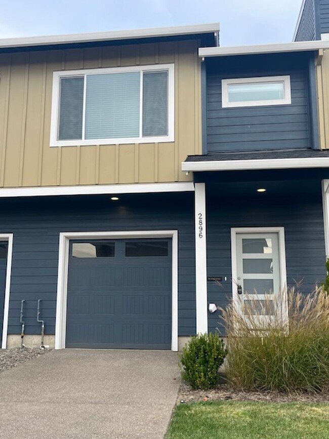 Building Photo - Move in Special - 3 Bedroom 2.5 Bath Townh...