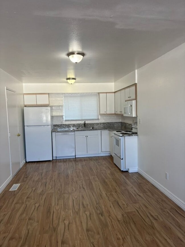 Building Photo - Cozy 2-Bedroom Duplex for Rent!
