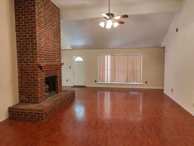 Building Photo - 548 Woodstone Rd