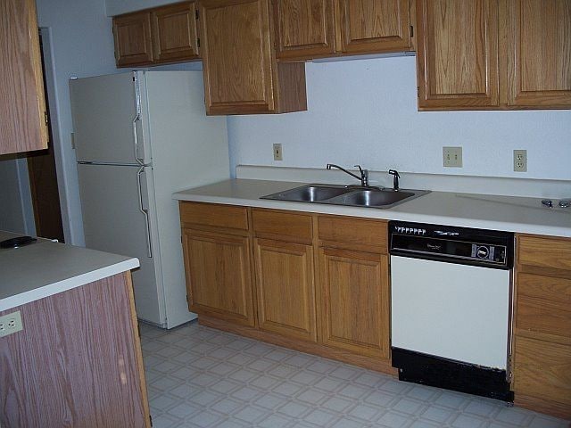 Building Photo - 268 E Lynwood St