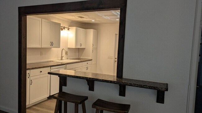 Foto del edificio - 4665 W Hedges Ave