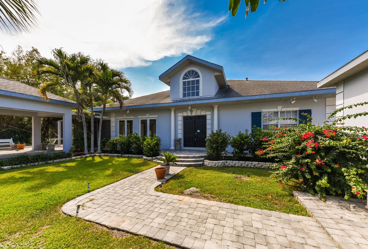 Foto principal - 11900 SE Plutus Ave