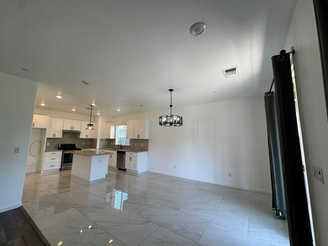 Foto del edificio - 2469 S Rogers Ln