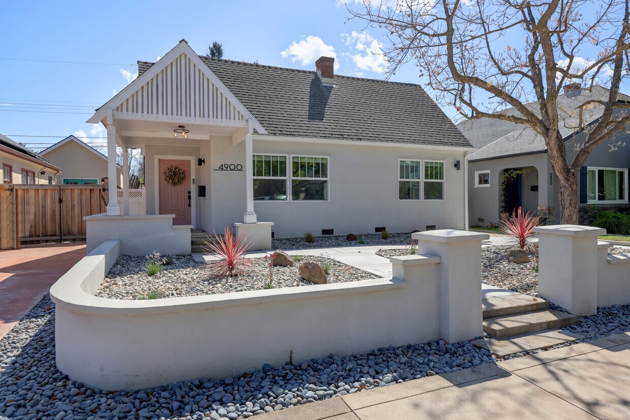 Foto principal - 4900 8th Ave