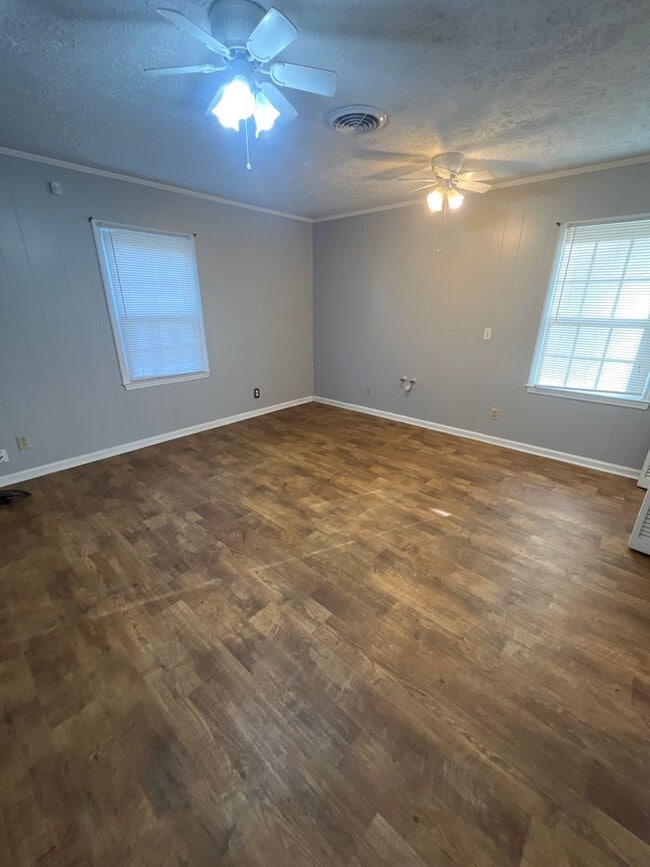 Building Photo - 3 Bed/2 Bath Home