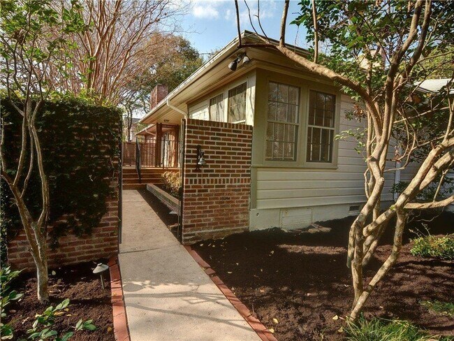 Building Photo - 2004 Meadowbrook Dr