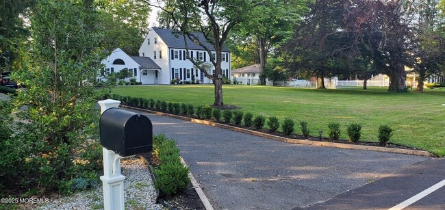 Foto del edificio - 311 Old Corlies Ave