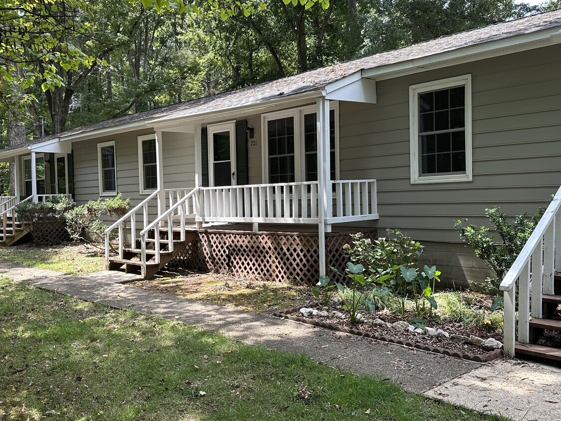 Primary Photo - 221 Byrum St