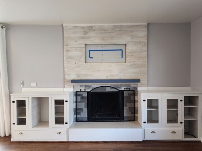 Building Photo - Updated 3 Bed Condo in great area!