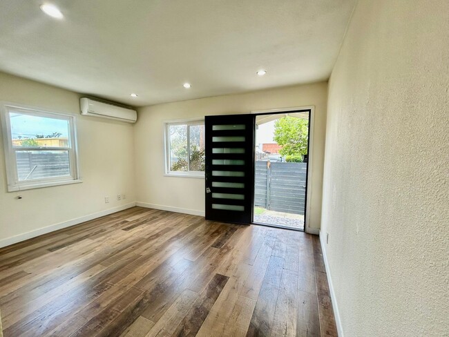 Foto del edificio - Charming Hyde Park 3b/2b Bungalow with Mod...