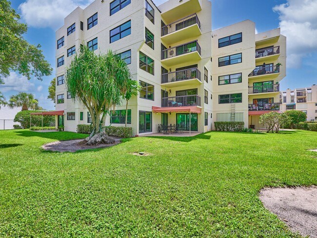 Building Photo - 374 Golfview Rd