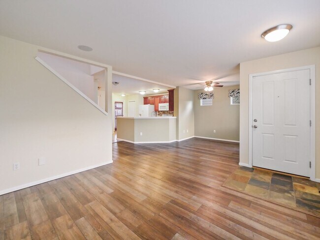 Foto del edificio - MOVE IN READY NOW! 3 Bedroom, 2.25 bath to...