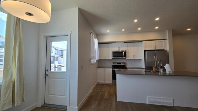 Building Photo - 2.0 bedroom in Calgary Alberta T2A 7Y9