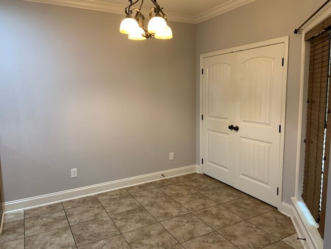 Building Photo - Short-Term Lease Only!