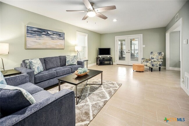 Building Photo - 8 Las Brisas Pl