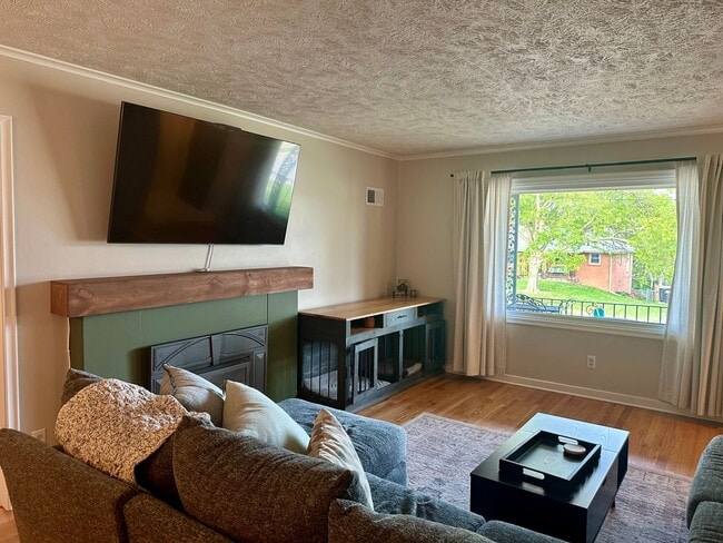 Building Photo - Beautiful house...RESERVE NOW FOR AUGUST 1...