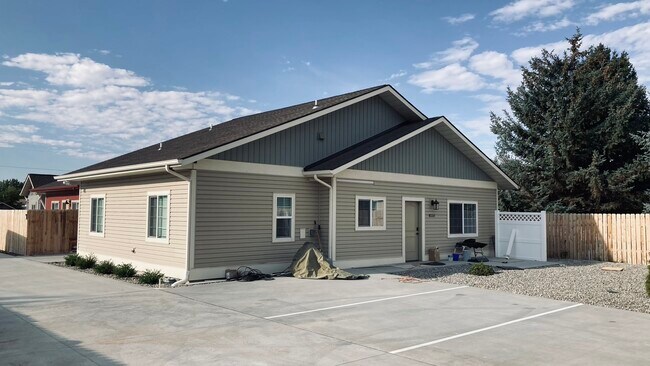 Unit #400 - 1969 Shoup Ave E