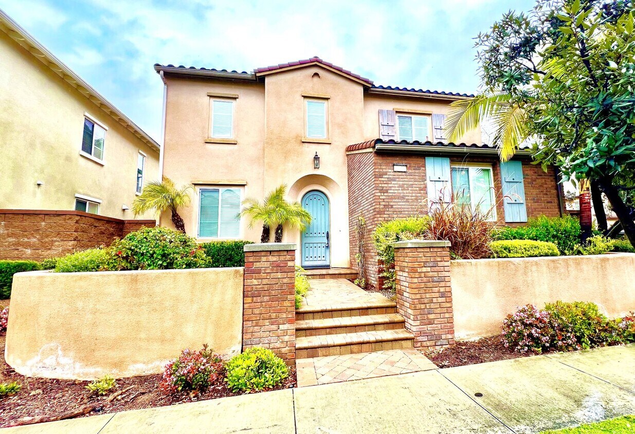 Primary Photo - Luxurious 3 Bedroom, 2.5 Baths Single Fami...