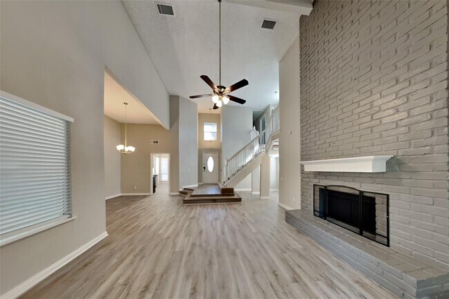 Building Photo - 16035 Juniper Grove Dr