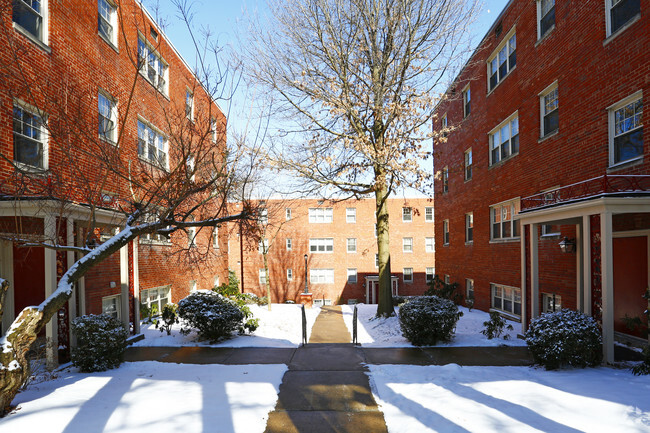 Building Photo - Chestnut Manor