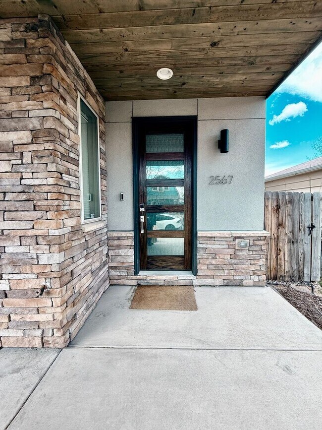Foto del edificio - Modern 4-Bedroom Duplex in Vibrant Overlan...