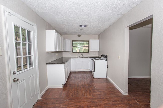 Building Photo - 4211 Ebbtide Dr