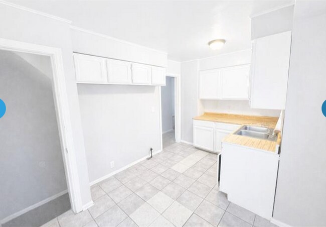 Building Photo - 18452 Shaftsbury Ave