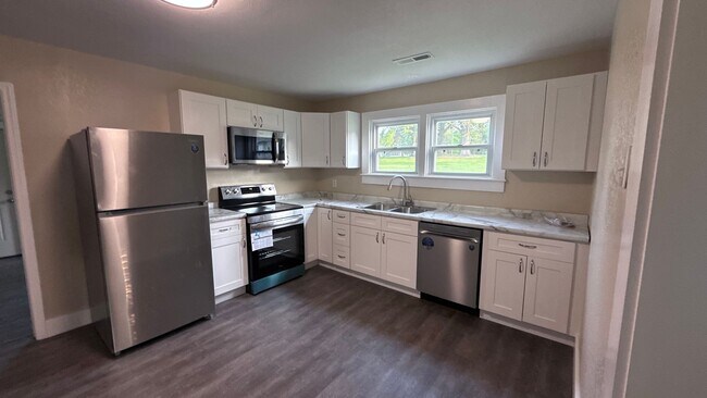 Foto del edificio - 2 Bed 1 Bath House with Office, Laundry Room and Garage