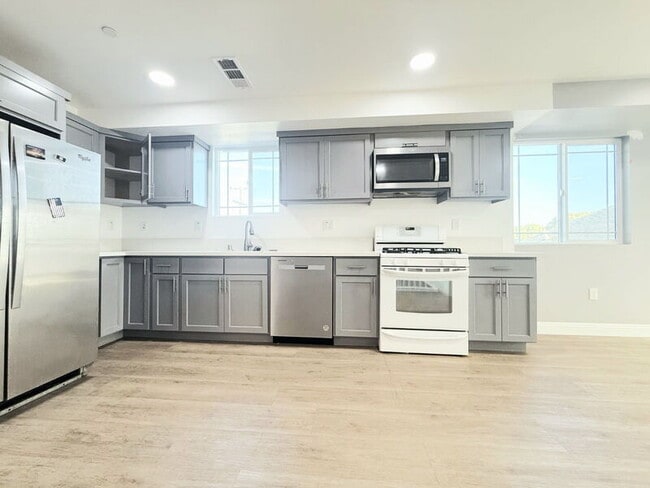 Building Photo - 1731 E 68th St