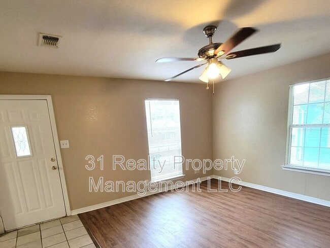 Building Photo - 1020 W Baker St