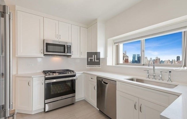 Building Photo - 211 E 70th St