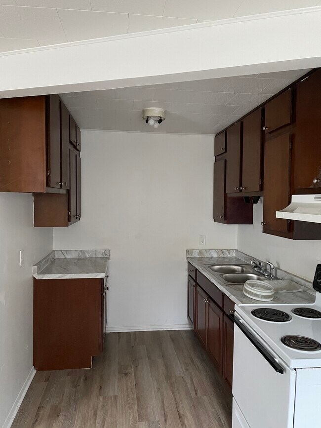 Kitchen - 1701 Mercury Dr