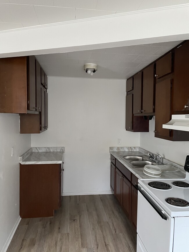 Kitchen - 1701 Mercury Dr