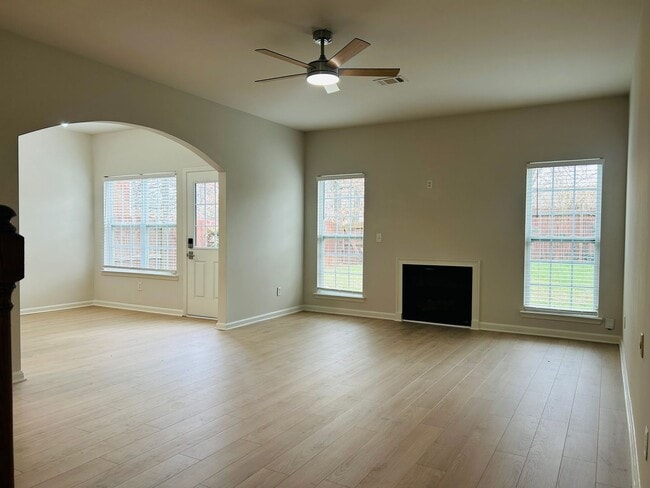 Building Photo - Great location, newly renovated, 2 car garage, fenced yard, must see!