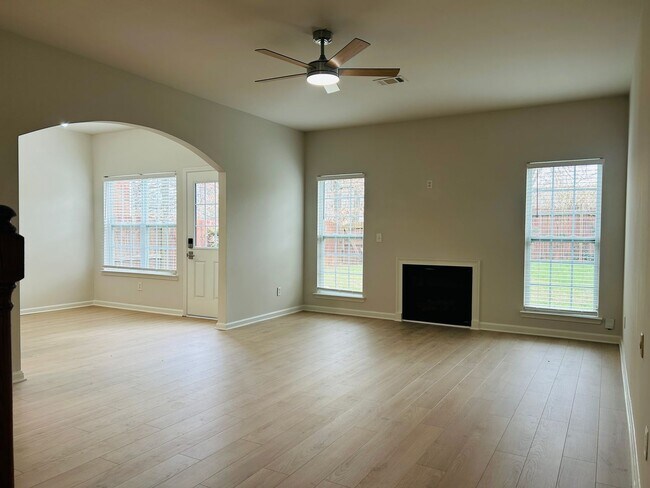 Foto del edificio - Great location, newly renovated, 2 car garage, fenced yard, must see!