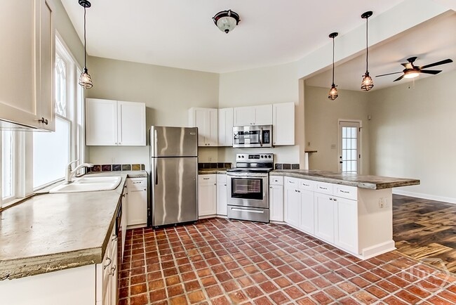 Building Photo - 307 W Henry St