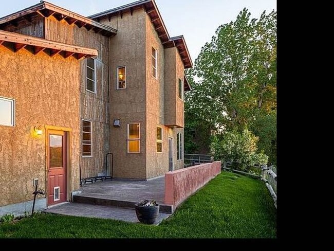Building Photo - 4 Bedroom 3 Ba  Rare beauty and the essence of Bozeman