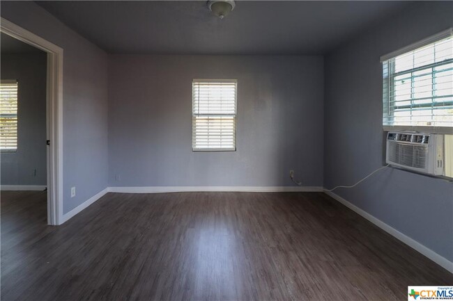 Building Photo - 122 W Avenue A