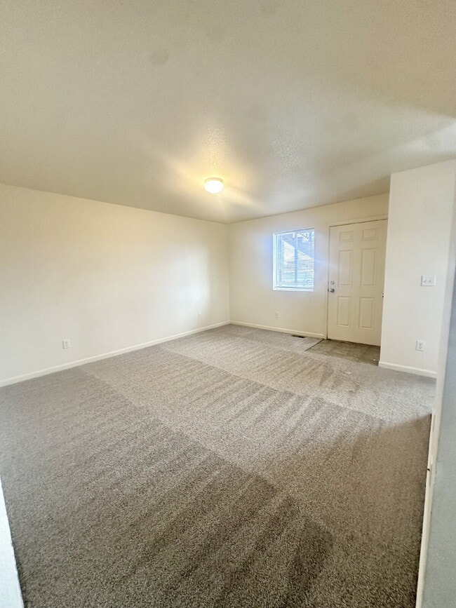 Building Photo - Charming 2-Bedroom Apartment